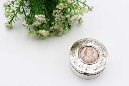 Caixa para rosários em prata com tampa basculante em alto relevo, interior dourado e retrato de Benjamin Franklin no centro